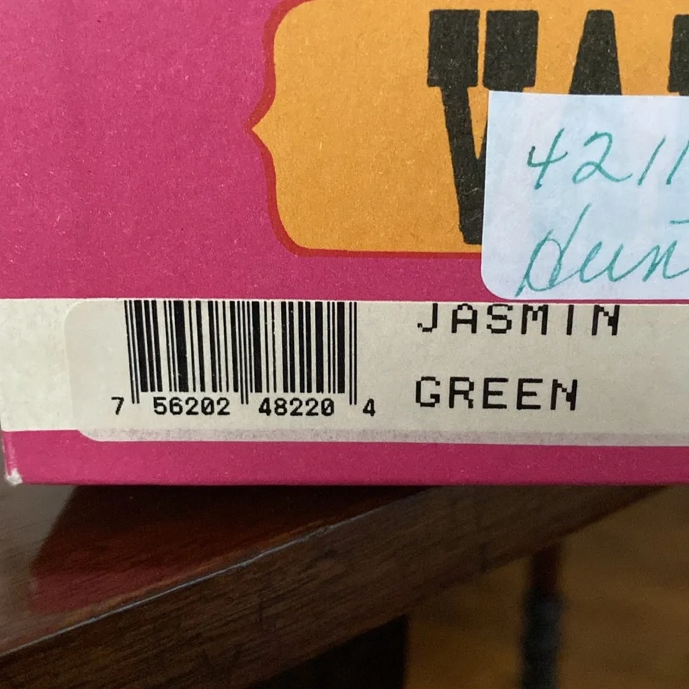 Van Eli Jasmine Green Suede Flats Made in Italy Size 7 NWT